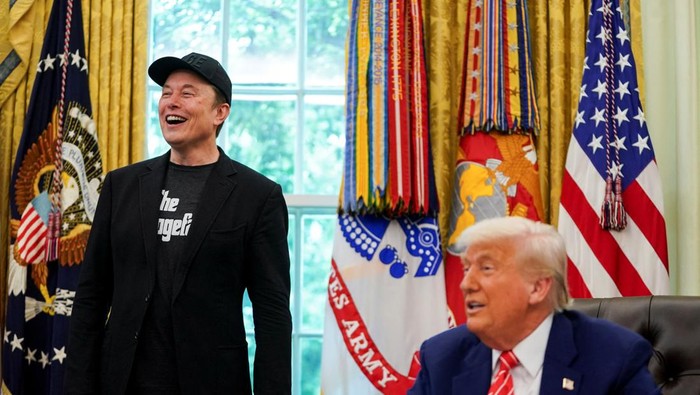 Elon Musk receives the key to the White House from U.S. President Donald Trump during a press conference in the Oval Office at the White House, in Washington, D.C., U.S., May 30, 2025. REUTERS/Nathan Howard