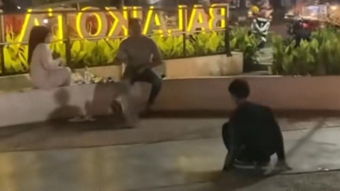 Sebuah video memperlihatkan seorang bocah tengah bermain skateboard mengenai warga dan ditendang di Depok Open Space, Jawa Barat. Video yang viral di media sosial itu membuat polisi turun tangan.