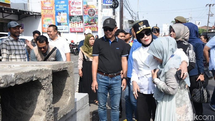 Wakil Bupati Sidoarjo Mimik Idayana menemui warga di Gedangan, Sidoarjo yang tempat usahanya terdampak proyek peninggian jalan.