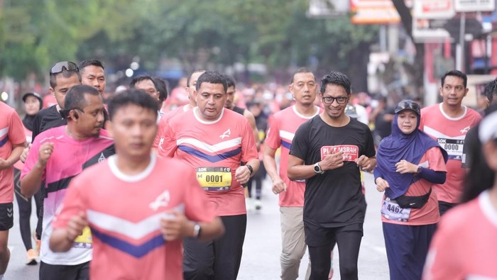 Wali Kota Makassar Munafri Arifuddin ikut terlibat dalam Makassar Half Marathon 2025.