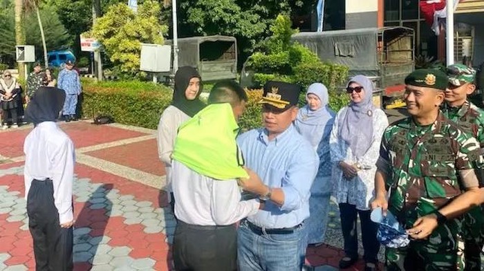 Walkot Depok lepas anak ke barak militer. (Dok. Pemkot Depok)