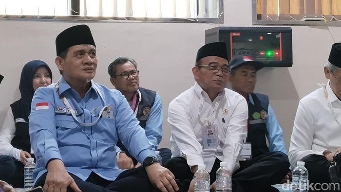 Wamenag Romo Muhammad Syafii bersama rombongan Amirul Hajj menemui jemaah haji Indonesia di hotel. (Haris/detikcom)