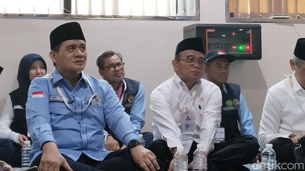 Wamenag Romo Muhammad Syafii bersama rombongan Amirul Hajj menemui jemaah haji Indonesia di hotel. (Haris/detikcom)