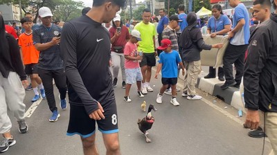 Momen Unik Warga di CFD Depok: dari Bawa Bebek sampai Monyet