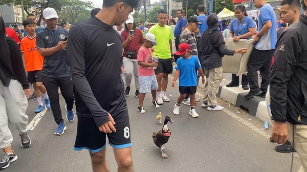 Momen Unik Warga di CFD Depok: dari Bawa Bebek sampai Monyet