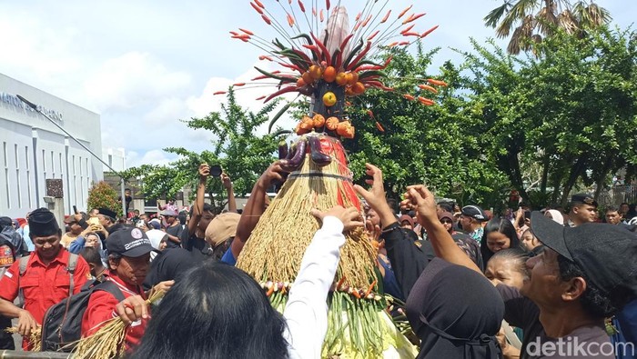 Warga rebutan gunungan limo dalam Gerebek Pancasila di Blitar.