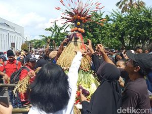 Warga Rebutan Gunungan Limo di Gerebek Pancasila Blitar