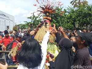 Warga Rebutan Gunungan Limo di Gerebek Pancasila Blitar