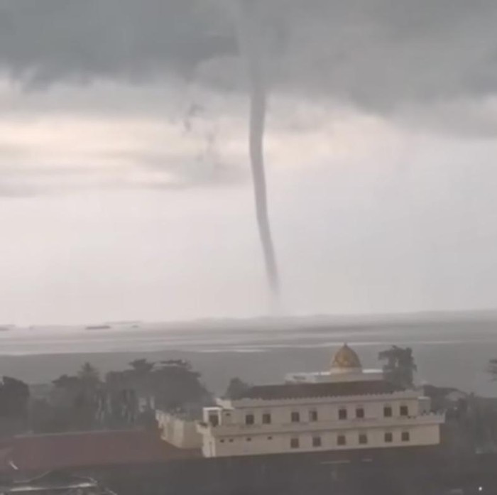 Masyarakat Balikpapan dibikin heboh fenomena meteorologi langka berupa waterspout atau belalai air di perairan Teluk Balikpapan pada Sabtu (31/5/2025). Peristiwa itu terjadi sekitar pukul 14.13 hingga 14.26 WITA dan sempat viral setelah terekam oleh warga.