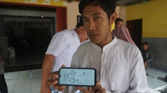 Yusuf menunjukkan contoh rumah yang akan dibangun untuknya