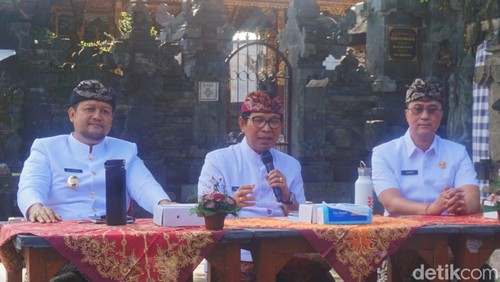 Bupati I Wayan Adi Arnawa didampingi Wabup Bagus Alit Sucipta dan Sekda Badung Ida Bagus Surya Suamba di Banjar Kulibul Kangin, Desa Tibubeneng, Kuta Utara, Senin (2/6/2025). (Agus Eka/detikBali)