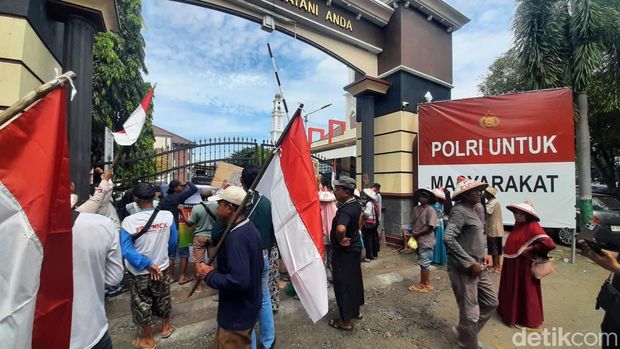 Massa petani Pundenrejo saat menggelar aksi di depan Polresta Pati, Senin (2/6/2025).