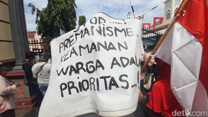 Massa petani Pundenrejo saat menggelar aksi di depan Polresta Pati, Senin (2/6/2025).