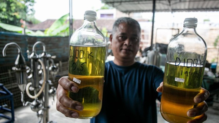 Warga Arif Surono menungankan BBM alternatif yang dihasilkan dari sampah plastik dengan alat pirolisi tabung bertingkat Pitara di rumahnya Desa Gumpang, Kartasura, Sukoharjo, Jawa Tengah, Senin (2/6/2025). Alat pirolisi tabung bertingkat pengubah sampah plastik menjadi bahan bakar minyak (BBM) alternatif (Pitara) inovasi warga tersebut rencananya akan didorong dan dikembangkan Pemkab Sukoharjo untuk mengurangi tingginya volume sampah plastik di TPA yang bisa dimanfaatkan oleh bank desa, koperasi desa dan Bumdes di Sukoharjo. ANTARA FOTO/Mohammad Ayudha