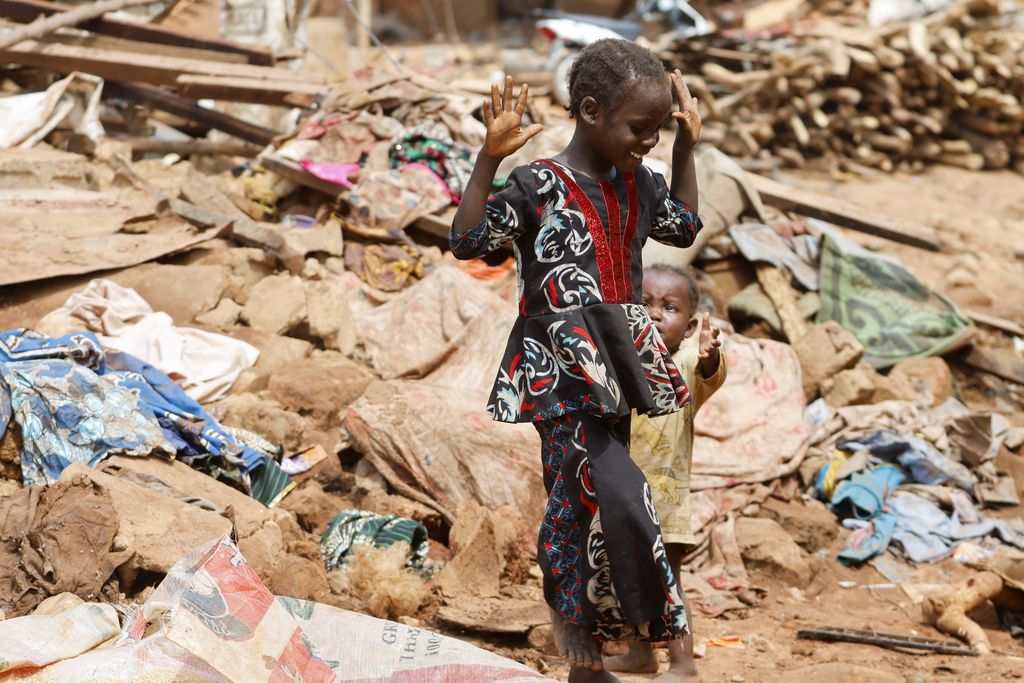 Anak-anak bereaksi di dekat reruntuhan rumah yang ambruk menyusul banjir yang menewaskan 151 orang dan memaksa ribuan orang meninggalkan rumah mereka di Mokwa, Negara Bagian Niger, Nigeria, 31 Mei 2025. (REUTERS/Stringer)