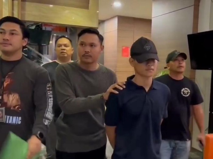 Andreas (bertopi hitam), pembunuh bos sembako di Bekasi saat ditangkap polisi.
