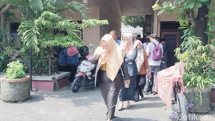 Anggota DPRD di Bojonegoro disambut bau busuk menyengat dari pabrik tembakau saat sidak di SD