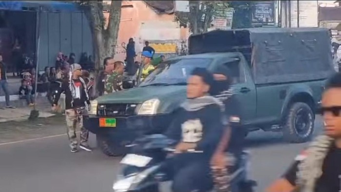 Anggota ormas Gerakan Pemuda Kabah (GPK) menendang mobil OZ di Salaman, Magelang. Foto diunggah Senin (2/6/2025).
