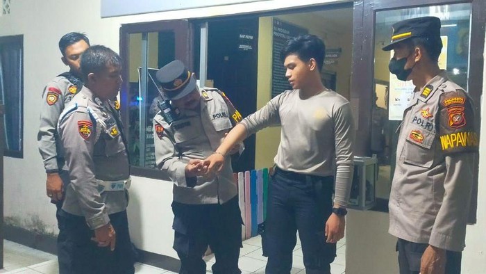 Anggota Polresta Pontianak terluka usai bubarkan tawuran dua kelompok.