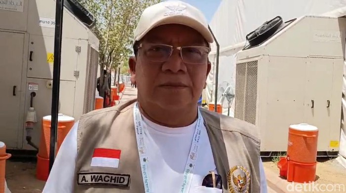Anggota Tim Pengawas Haji (Timwas), Abdul Wachid saat melakukan peninjauan persiapan tenda di Arafah dan Mina, Minggu (1/6/2025).