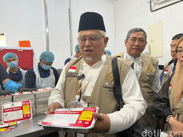 Anggota Timwas Haji DPR Ansory Siregar sidak dapur katering jemaah haji di Makkah, Arab Saudi, Minggu (1/6/2025).
