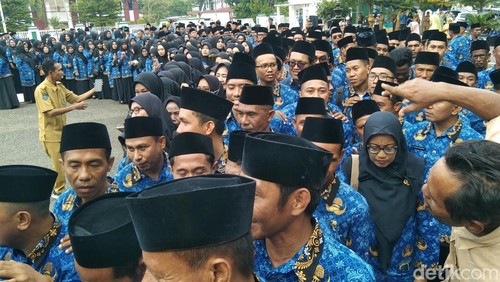 PNS dan PPPK Pemkot Bima yang mendapatkan SK pengangkatan, di kantor Wali Kota Bima, NTB, Senin, (2/6/2025). (Dok. Rafiin/detikBali)