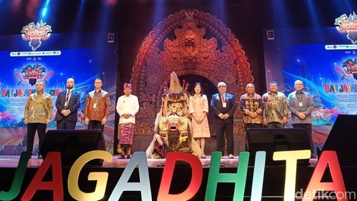 Gubernur Bali Wayan Koster dan Deputi Gubernur Bank Indonesia Filianingsih Hendarta dalam acara pembukaan Bali Jagadhita VI 2025 di Denpasar, Senin (2/6/2025)