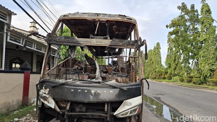 Bangkai Bus Pahala Kencana yang diduga memuat rokok ilegal.