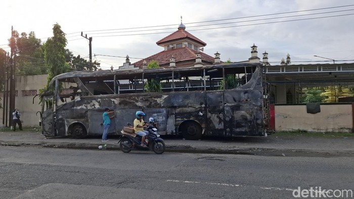 Bangkai Bus Pahala Kencana yang terbakar ludes di Galis, Bangkalan.