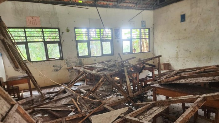 Bangunan ruang kelas SDN Cikayas 3 ambruk (Dok istimewa).
