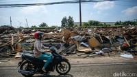 Namun, tampak bangunan liar tersebut telah rata dengan tanah, kini hanya tersisa puing-puing bekas bangunan liar.