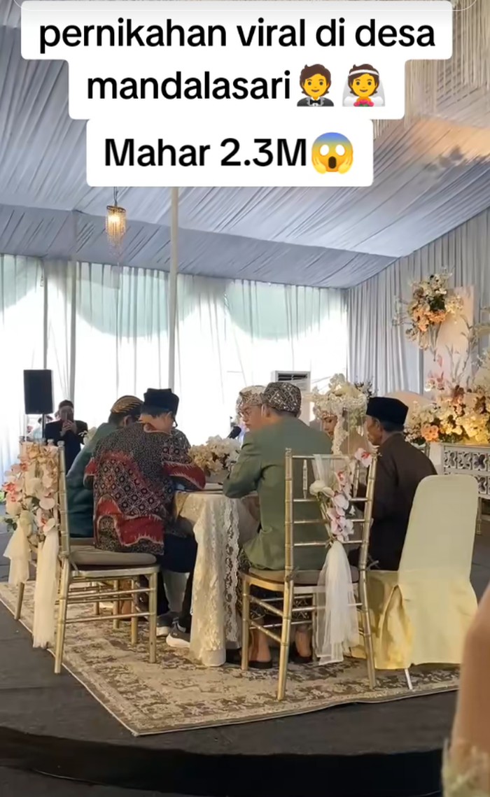 Beredar video suasana akad nikah, pengantin pria memberikan mahar senilai Rp 2,3 Miliar di Desa Mandalasari, Tasikmalaya, Jawa Barat.