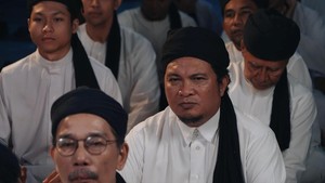 Mereka sangat patuh padanya dan membuat Walid seolah menjadi juru selamat. Dok. Trans TV