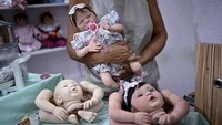 Saya selalu menyukai bayi dan boneka, sejak usia sangat muda. Ketika saya menemukan model seni ini, saya langsung jatuh cinta, kata Matos dikutip dari SCMP, Senin (2/6/2025). (Foto: AFP/NELSON ALMEIDA)