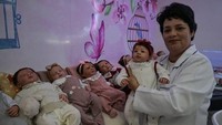 Kolektor sekaligus pemilik toko boneka bayi, Alana Generoso menegaskan bahwa orang yang datang ke tempatnya adalah orang-orang waras. Tak sedikit juga ia didatangi oleh anak-anak yang penasaran dengan boneka bayinya. (Foto: AFP/NELSON ALMEIDA)