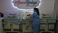 Toko boneka milik Alana didesain sedemikian rupa agar mirip dengan rumah sakit bersalin sungguhan. Bahkan boneka bayi yang tersedia juga ditaruh dalam inkubator. (Foto: AFP/NELSON ALMEIDA)