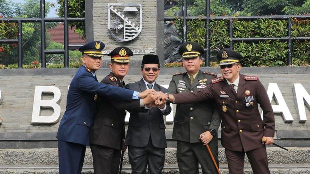 Bupati Bandung Dadang Supriatna (tengah) bersama pejabat di Kabupaten Bandung.