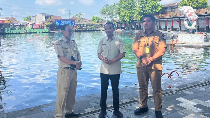Bupati Bone Andi Asman Sulaiman (tengah) bersama Plt Kepala BKPSDM Bone Edy Saputra Syam (kanan) berkunjung ke Desa Ponggok. Dokumen Istimewa