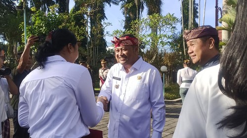 Bupati Gianyar, I Made Agus Mahayastra, menyerahkan SK pengangkatan CPNS formasi 2024 seusai upacara peringatan Hari Lahir Pancasila di halaman kantornya, Senin (2/6/2025). (Leona Wirawan/detikBali)