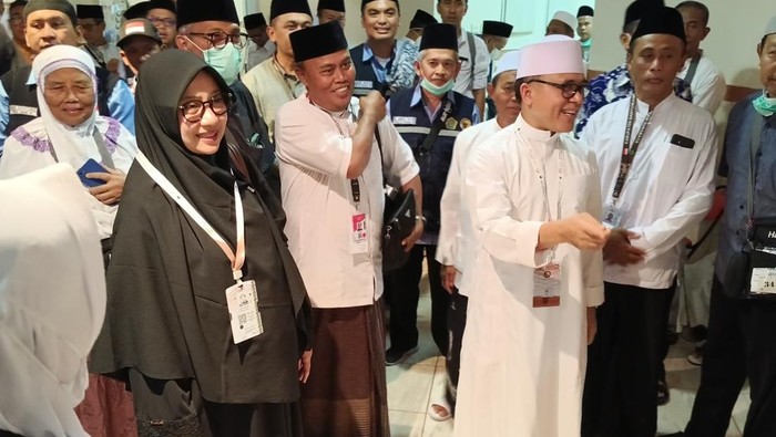 Bupati Ipuk saat menyapa jemaah haji asal Banyuwangi.
