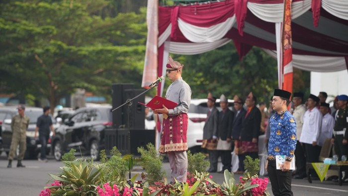 Bupati OKU, Teddy Meilwansyah memimpin upacara hari lahir Pancasila