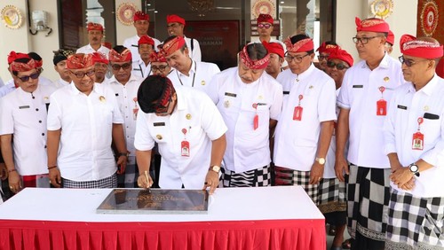 Bupati Tabanan, I Komang Gede Sanjaya saat meresmikan gedung baru kantor Camat Tabanan, Senin (2/6/2025).