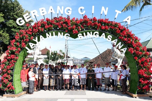 Bupati Tabanan I Komang Gede Sanjaya meresmikan Gerbang Cinta Jayaning Singasana usai memimpin upacara peringatan Hari Lahir Pancasila sekaligus membuka Bulan Bung Karno VII.