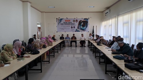 Dalam dialog antar tokoh NTB di gedung Ikatan Alumni Universitas Mataram, Senin (2/6/2025). (Ahmad Viqi/detikBali).