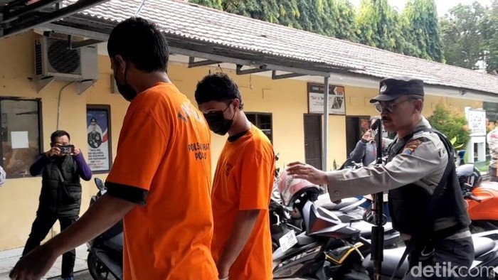 Dua pelaku penganiayaan berinisial MS dan MY digiring polisi saat konfrensi pers di Mapolresta Palu.
