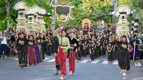 Duta Kota Denpasar saat berlatih untuk peed aya atau pawai Pesta Kesenian Bali (PKB) XLVII. (Foto: Dok. Pemkot Denpasar)