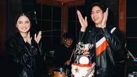El Rumi semringah banget melihat para sahabat datang merayakan ulang tahunnya. Syifa Hadju juga mendatangkan band idola El Rumi, Kanda Brothers. Foto: dok. Instagram El Rumi