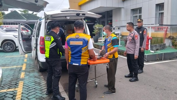 Evakuasi pria lansia yang tewas di parkiran Bandara Internasional Hasanuddin Makassar.
