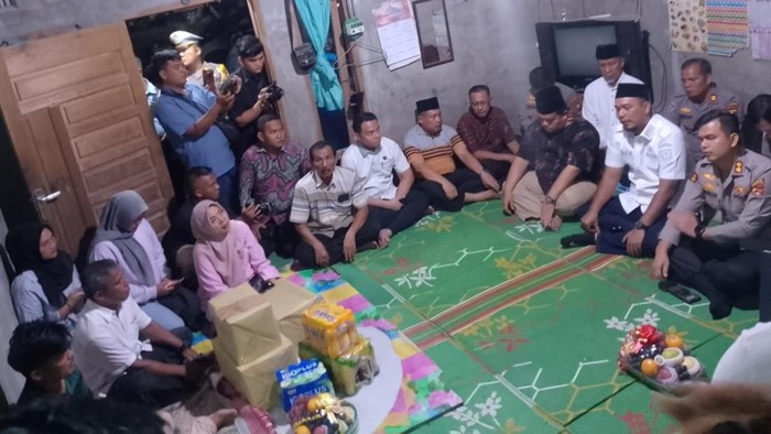 Forkopimda saat kunjungi rumah duka (Dok Polres Inhu)