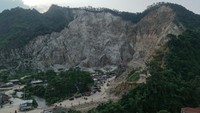 Empat izin tambang di Blok Gunung Kuda, Kabupaten Cirebon, resmi dicabut secara permanen oleh Pemerintah Provinsi Jawa Barat. Pencabutan ini menyusul tragedi longsor di tambang batu tras tersebut. Salah satu izin yang dicabut adalah milik Koperasi Pondok Pesantren (Kopontren) Al-Azhariyah yang memiliki Izin Usaha Pertambangan Operasi Produksi seluas 9,16 hektare. (Andrea Ramadhan via Instagram/via REUTERS)